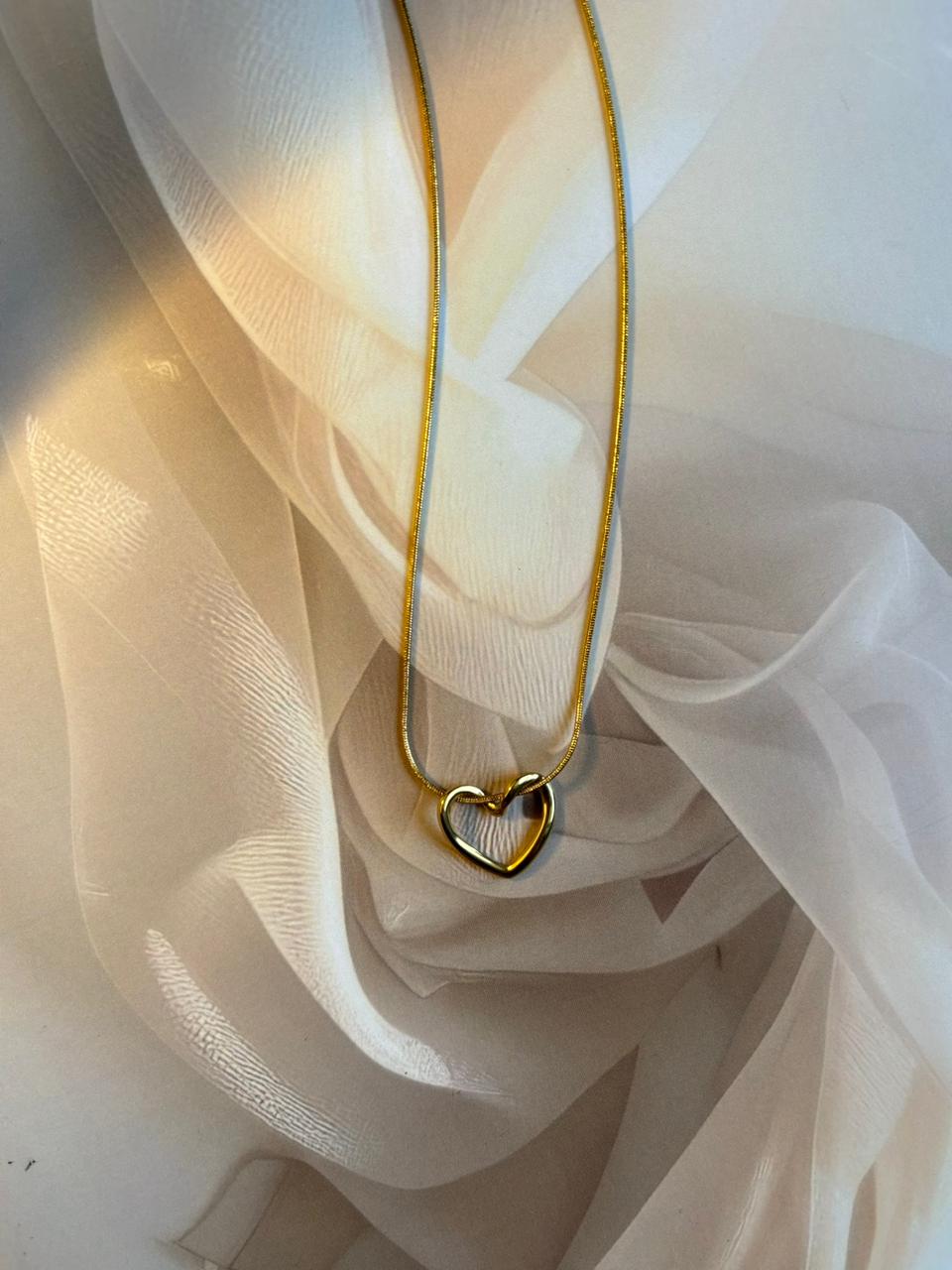 💛 Golden Heart Pendant Necklace – Elegant & Timeless Design