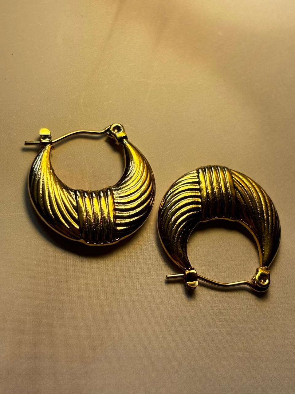 Modern Sculptural Open Heart Stud Earrings - Fluid Gold Contour Design