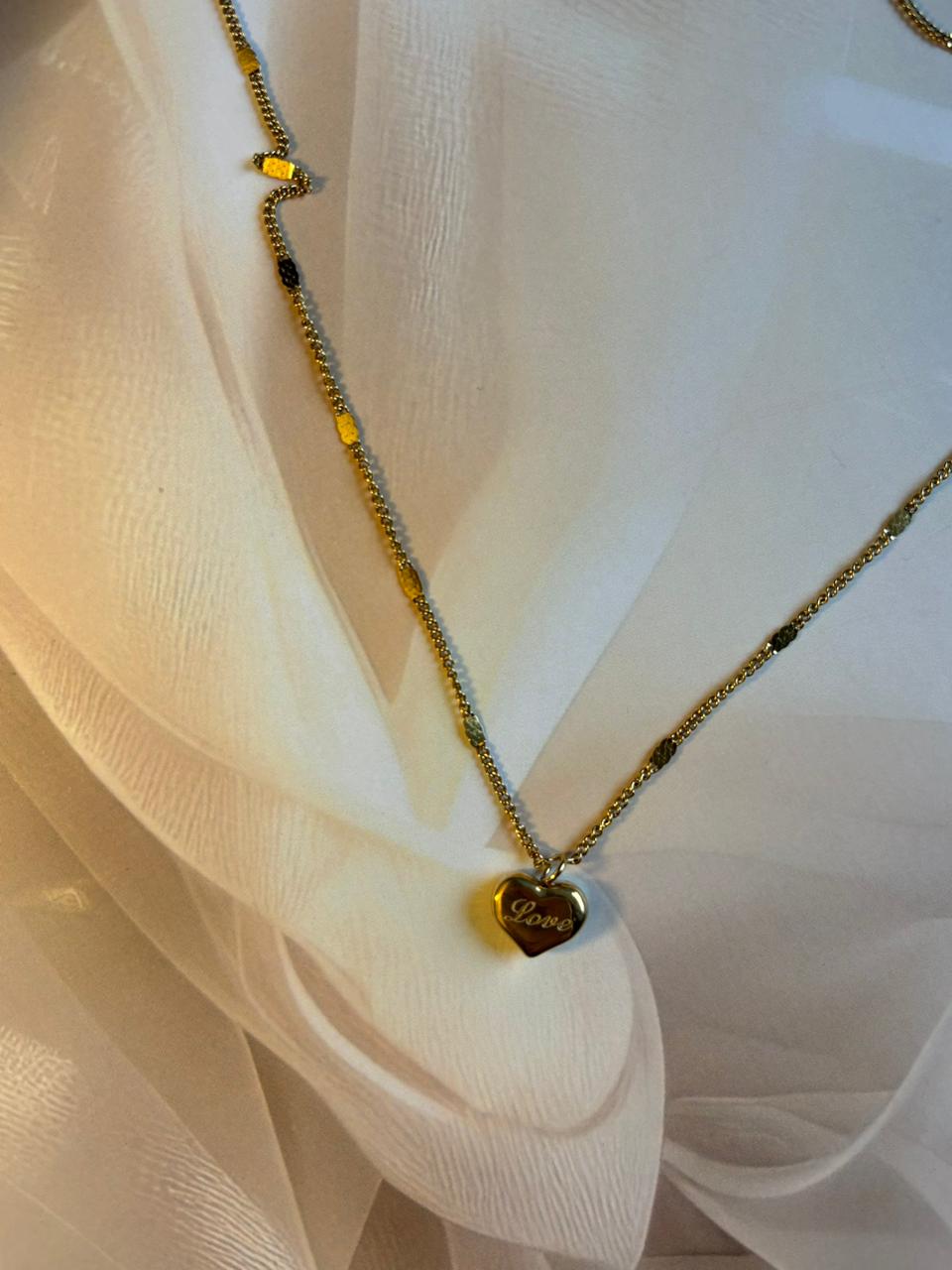 Amoura Luxe Heart Pendant Chain