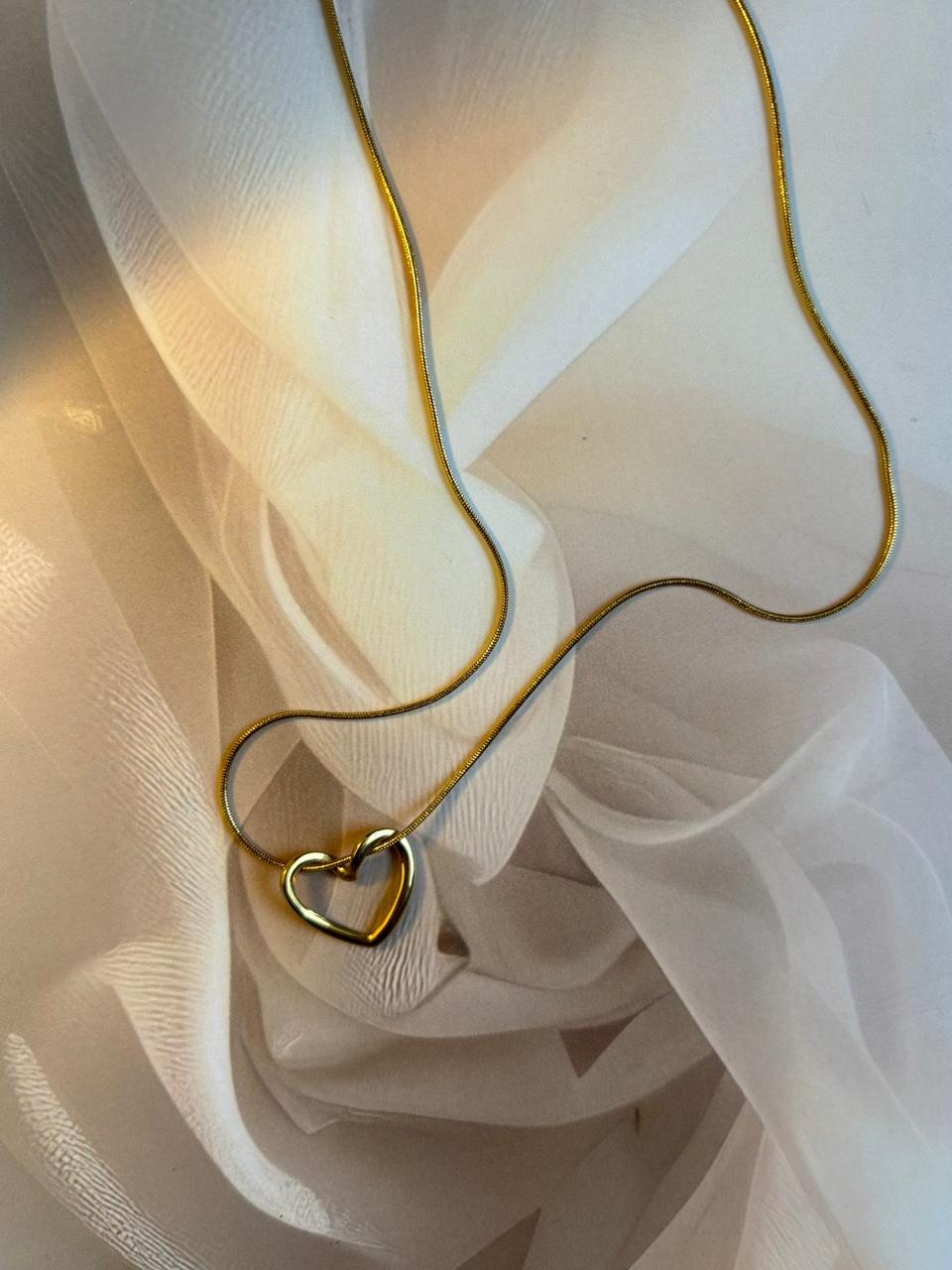 💛 Golden Heart Pendant Necklace – Elegant & Timeless Design