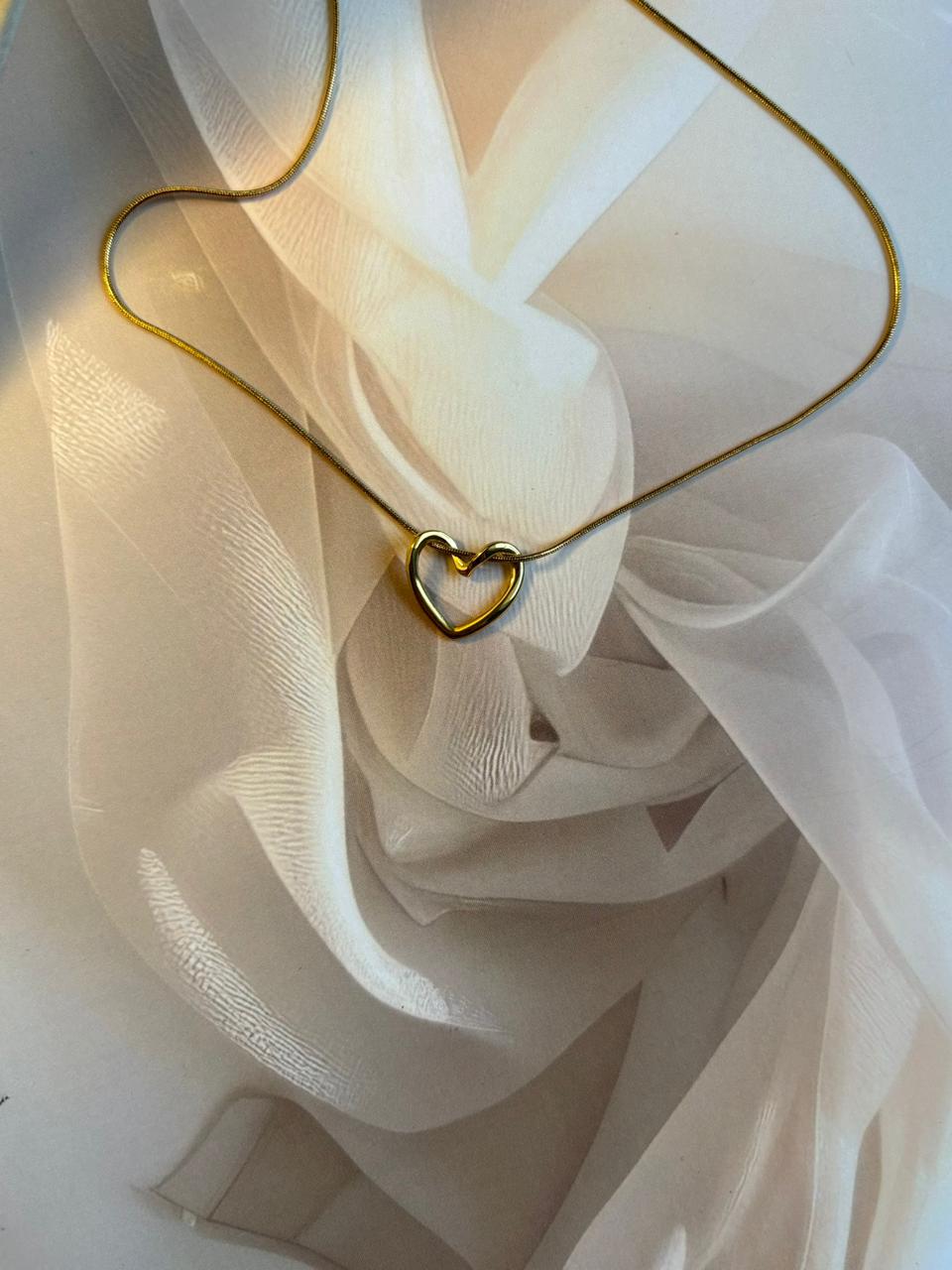 💛 Golden Heart Pendant Necklace – Elegant & Timeless Design