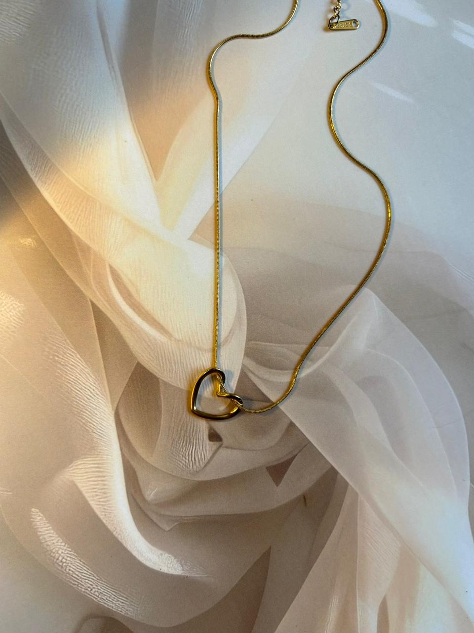 💛 Golden Heart Pendant Necklace – Elegant & Timeless Design