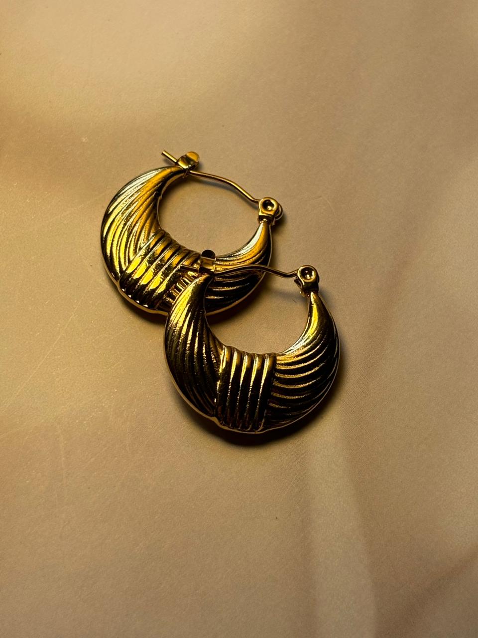 Modern Sculptural Open Heart Stud Earrings - Fluid Gold Contour Design