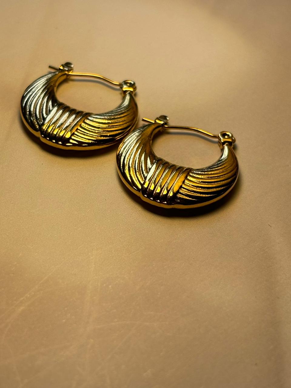 Modern Sculptural Open Heart Stud Earrings - Fluid Gold Contour Design