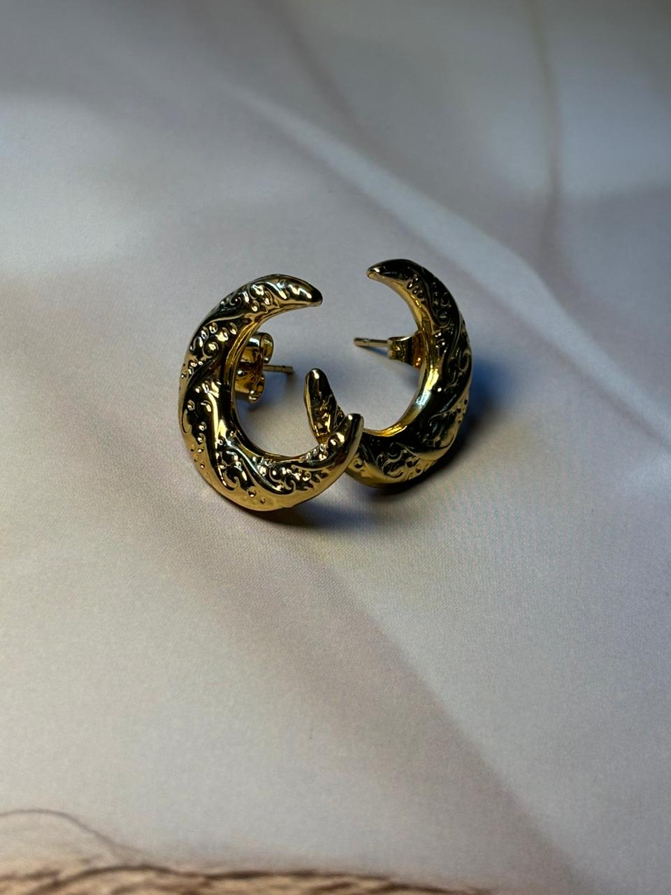 Golden Crescent Moon Earrings – Vintage Carved Statement Hoops 🌙