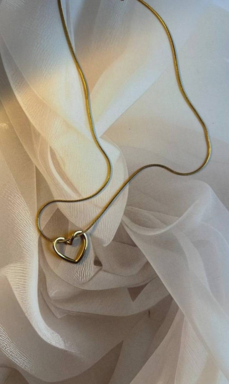 💛 Golden Heart Pendant Necklace – Elegant & Timeless Design